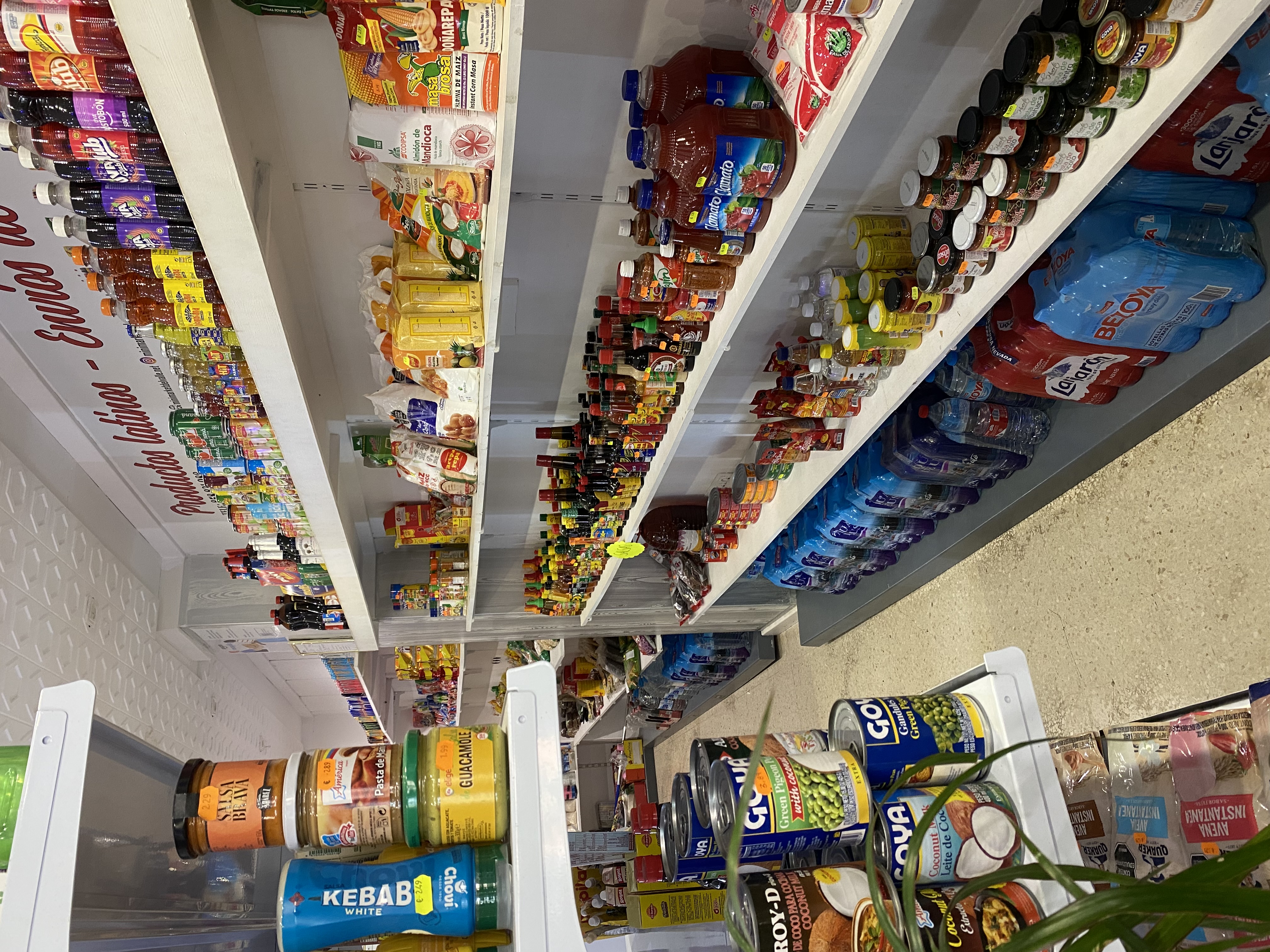 Estantería de productos latinos